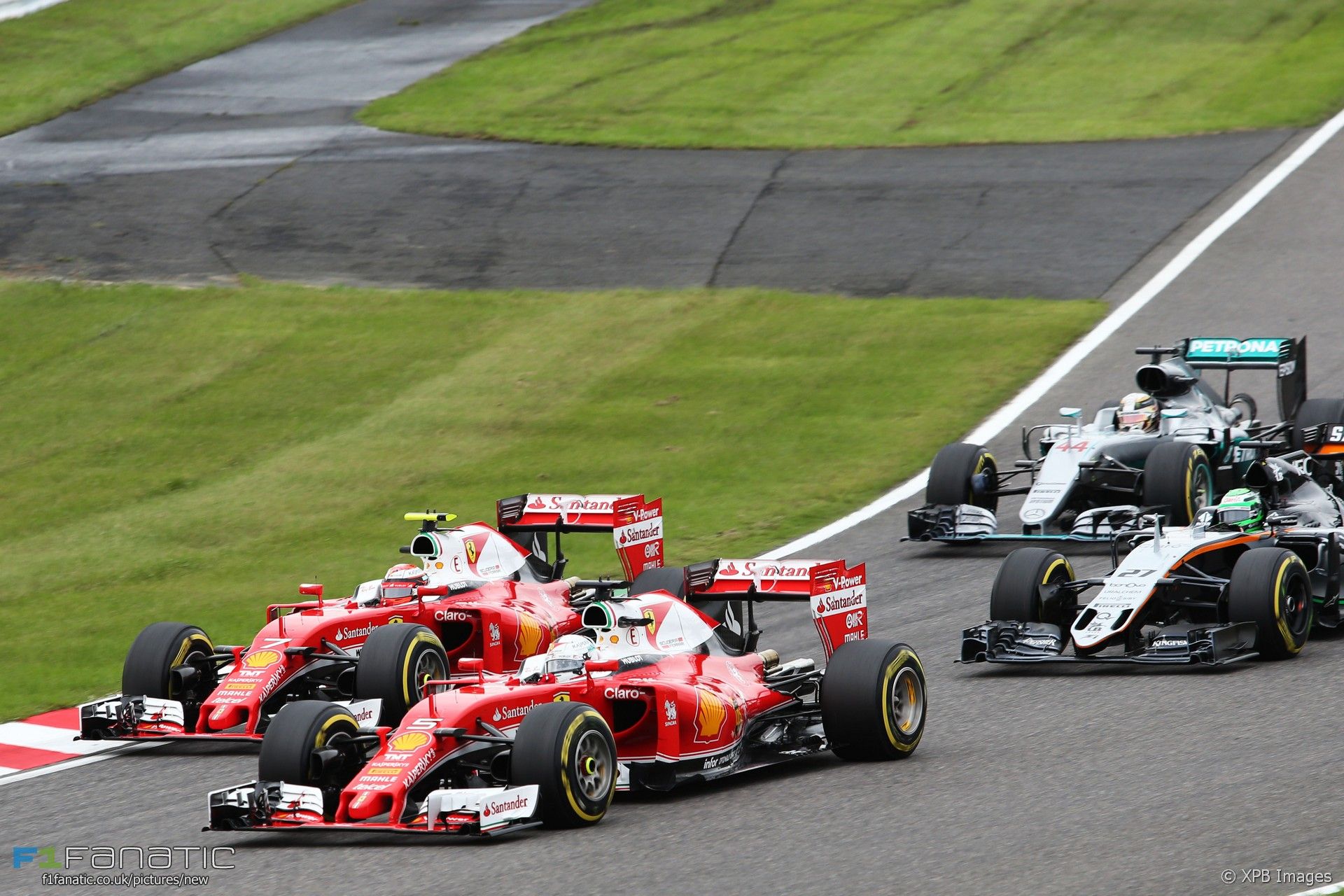 Le due Ferrari di Raikkonen e Vettel l'una di fianco all'altra in curva 1, al momento del via della gara di oggi (foto da: f1fanatic.co.uk)