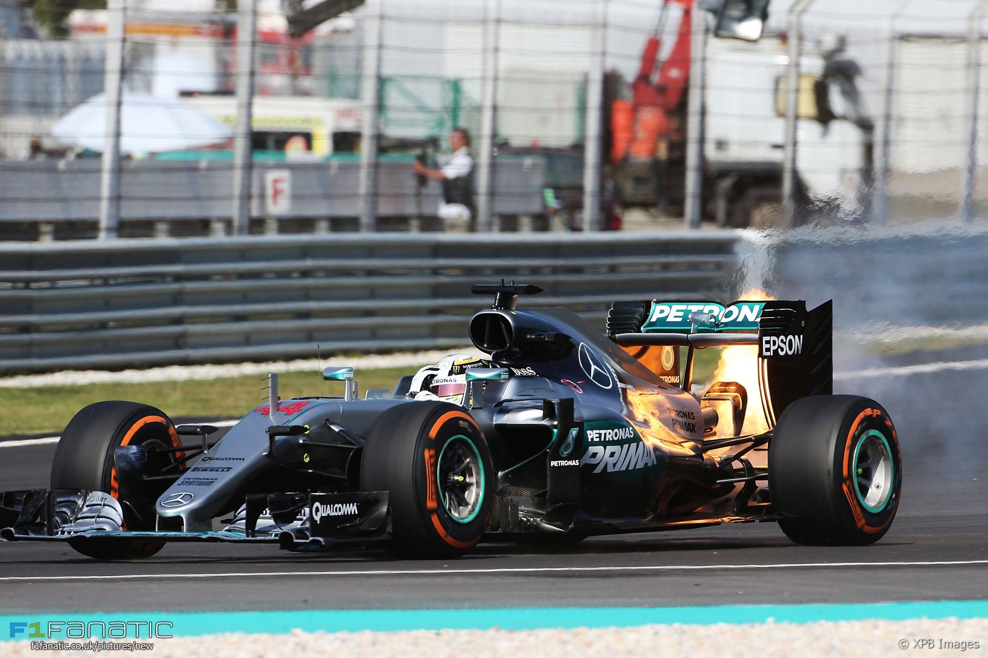 Lewis Hamilton, con il posteriore della sua Mercedes in fiamme, durante la gara di domenica scorsa (foto da: f1fanatic.co.uk)