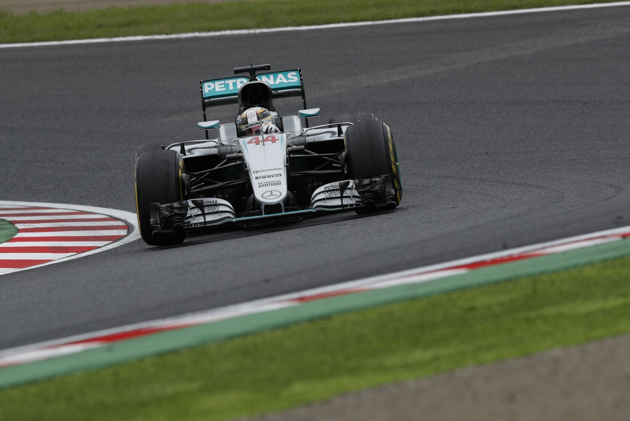 Dopo una partenza orribile, Lewis Hamilton è riuscito a rimediare in parte, risalendo fino al 3° posto (foto da: blog.mercedes-benz-passion.com)