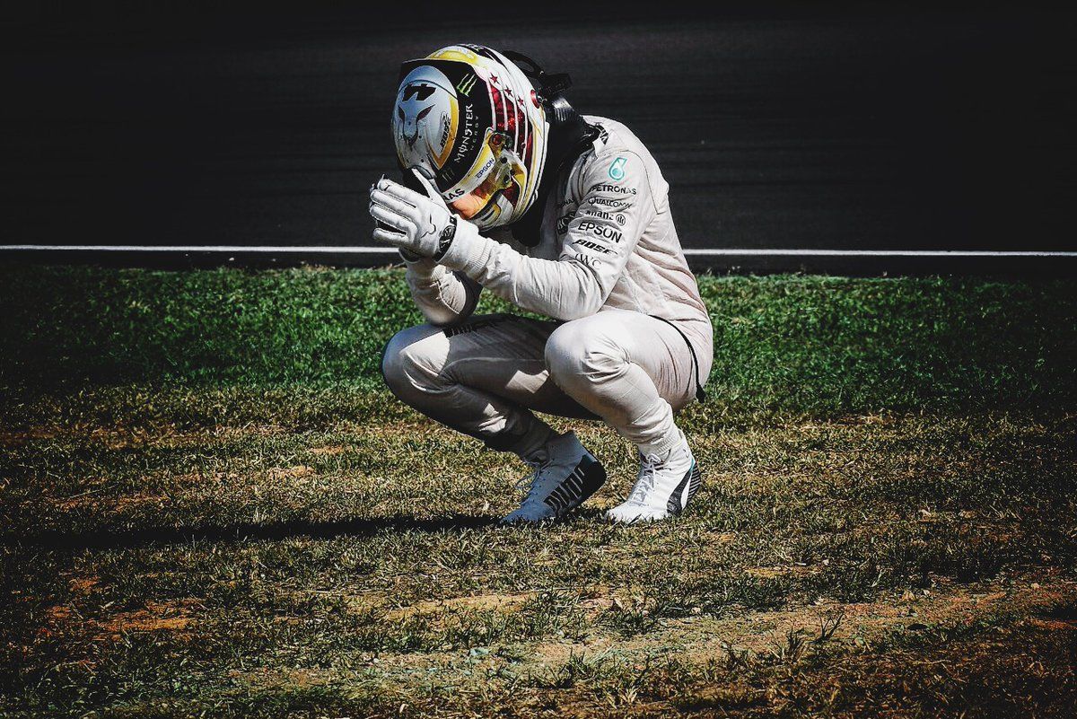 L'immagine emblematica del weekend, con Hamilton sconsolato dopo il ritiro mentre era al comando (foto da: f1journaal.be)