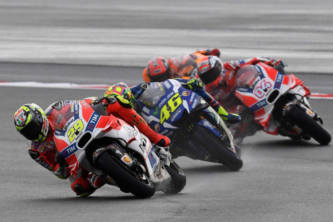 Andrea Iannone al comando al rientro in gara, davanti a Rossi, Dovizioso e Marquez. Purtroppo per il pilota di Vasto è stata una gioia effimera (foto da: motofire.com)