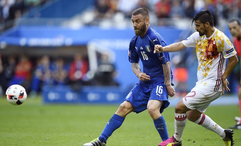 Italy's midfielder Daniele De Rossi (L) vies for the ball against Spain's forward Nolito during Euro 2016 round of 16 football match between Italy and Spain at the Stade de France stadium in Saint-Denis, near Paris, on June 27, 2016. / AFP / MARTIN BUREAU (Photo credit should read MARTIN BUREAU/AFP/Getty Images)