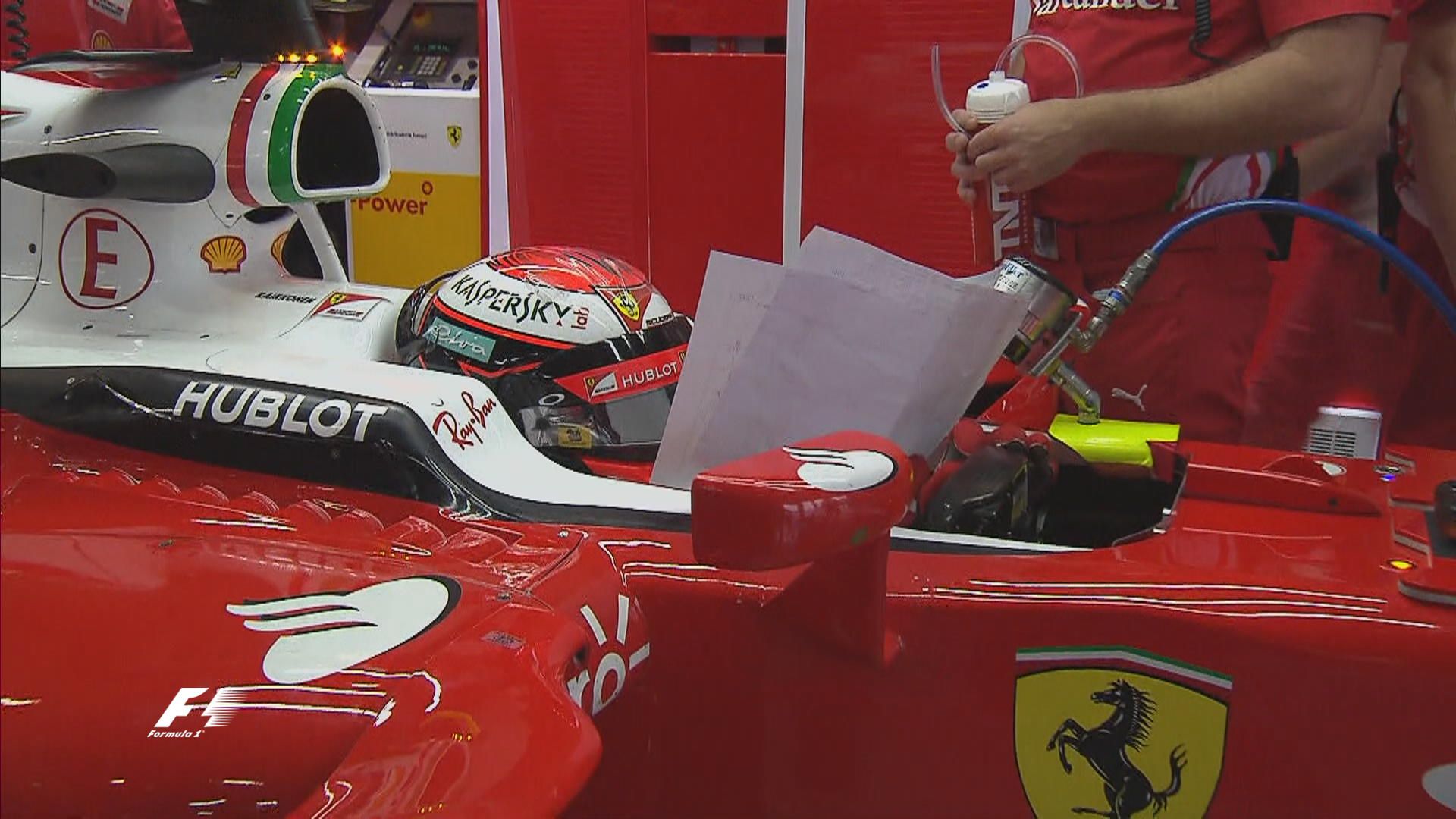 Kimi Raikkonen studia i dati all'interno dell'abitacolo della sua Ferrari (foto da: correiodopovo.com.br)