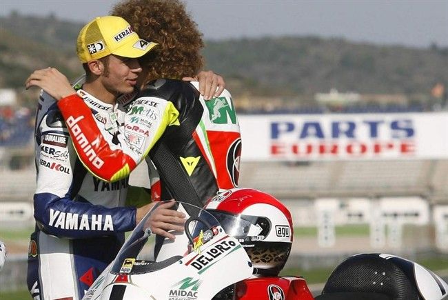 marco-simoncelli-valentino-rossi_650x435