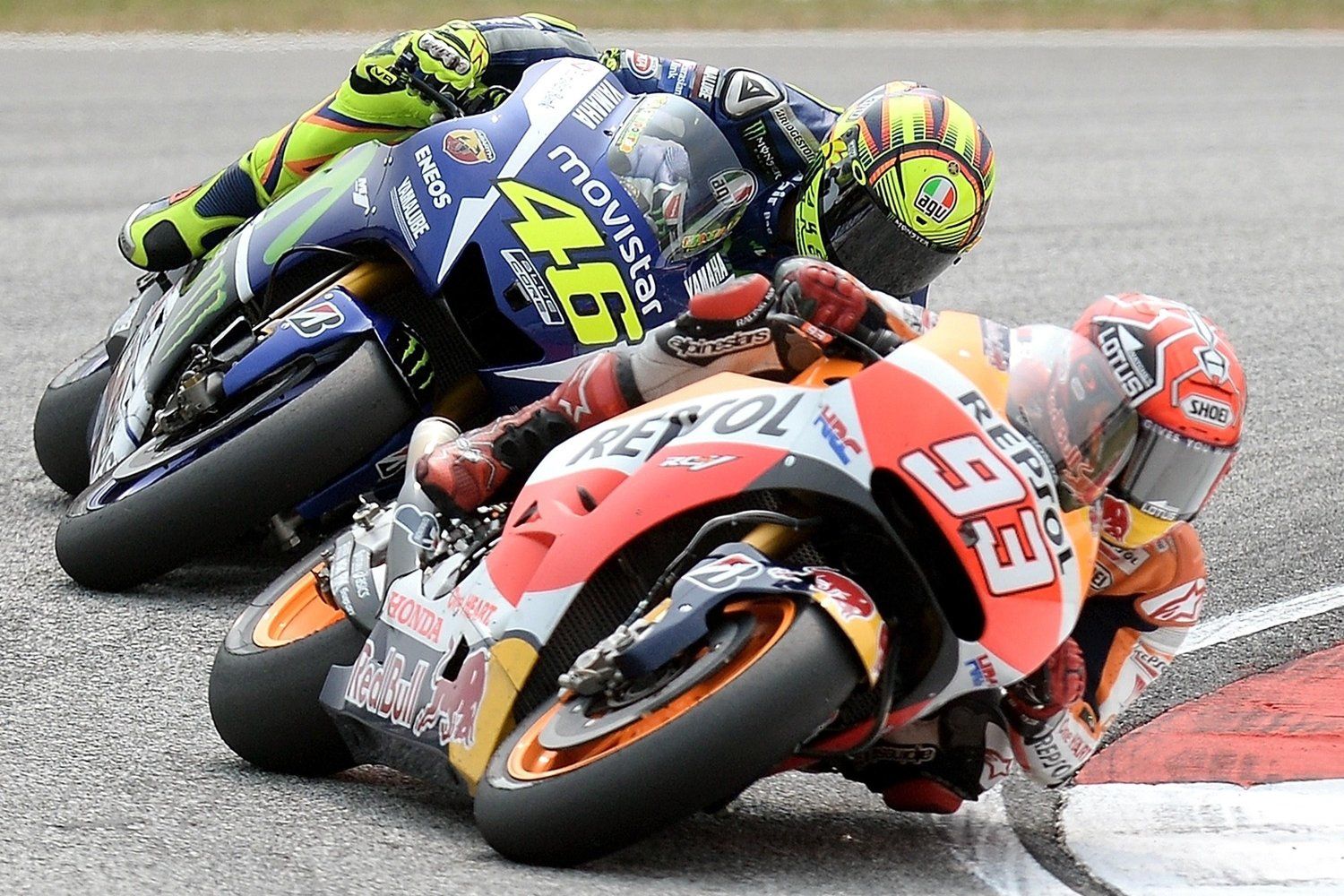 Rossi e Marquez durante la gara dello scorso anno. Un duello conclusosi con il famigerato contatto (foto da: redbull.com/Getty Images)