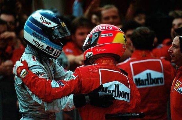 GP del Giappone 2000. Mika Hakkinen rende omaggio al grande rivale, fresco di trionfo (foto da: pinterest.com)