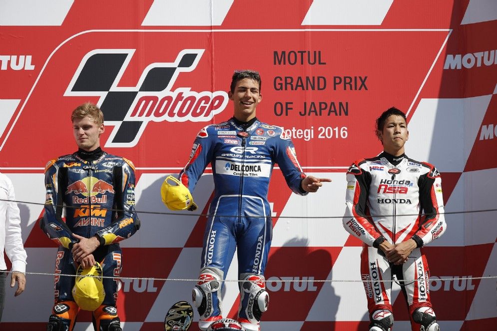 La felicità di Enea Bastianini sul podio di Motegi. Con lui, Binder e Ono (poi squalificato) (foto da: motori.diariodelweb.com)