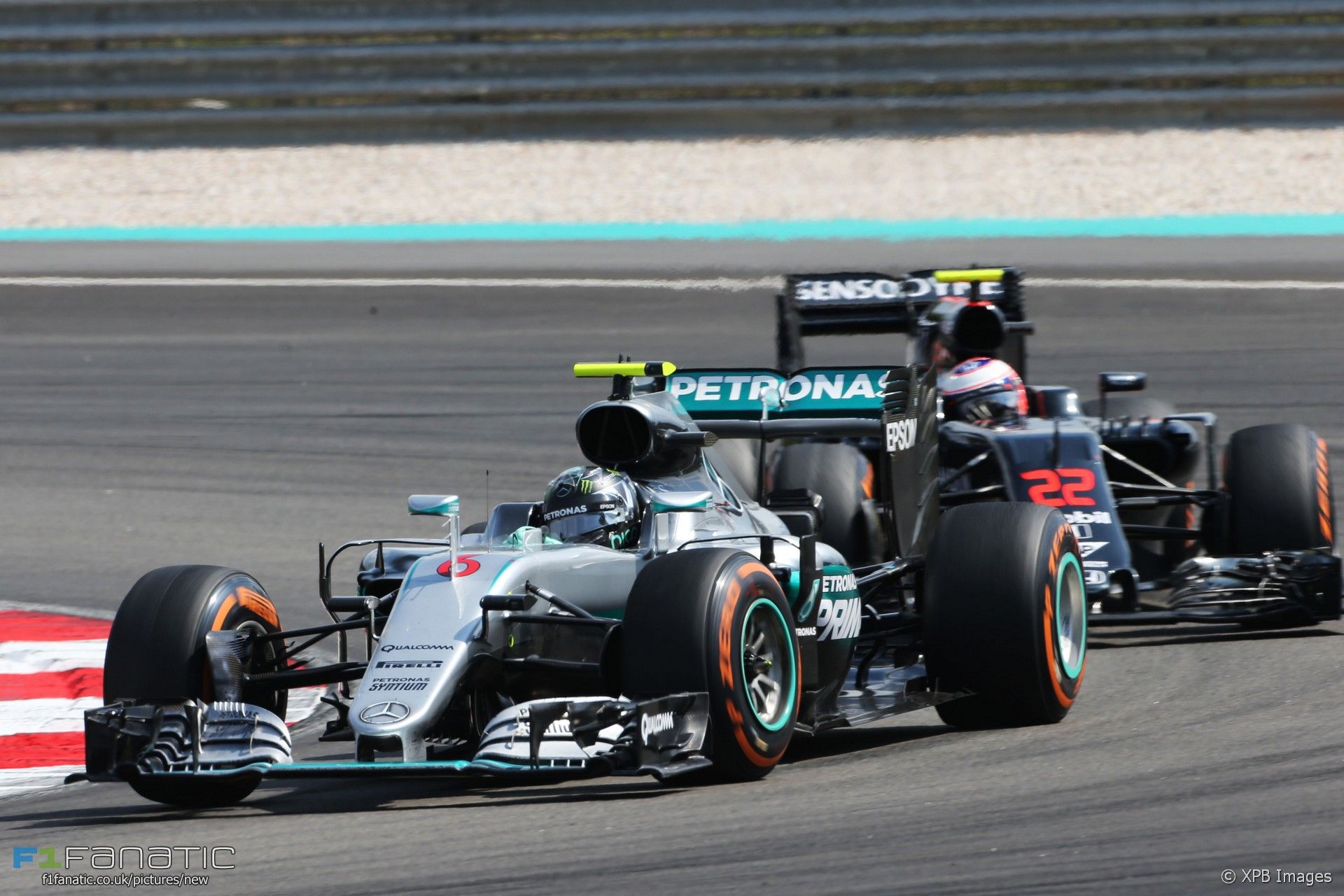 Nico Rosberg precede Jenson Button, durante la sua rimonta dal fondo del gruppo (foto da: f1fanatic.co.uk)