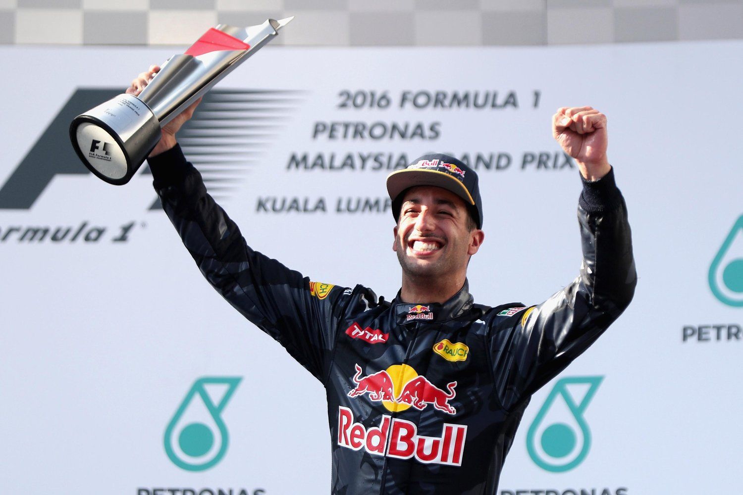 Il sorriso ancor più smagliante del solito di Daniel Ricciardo, sul podio di Sepang (foto da: redbull.com)