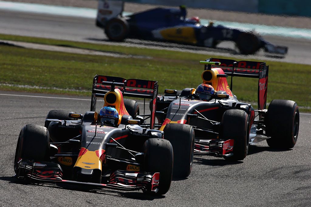 Daniel Ricciardo davanti a Max Verstappen, in una delle fasi più calde della gara di oggi in Malesia (foto da: autoblog.it)