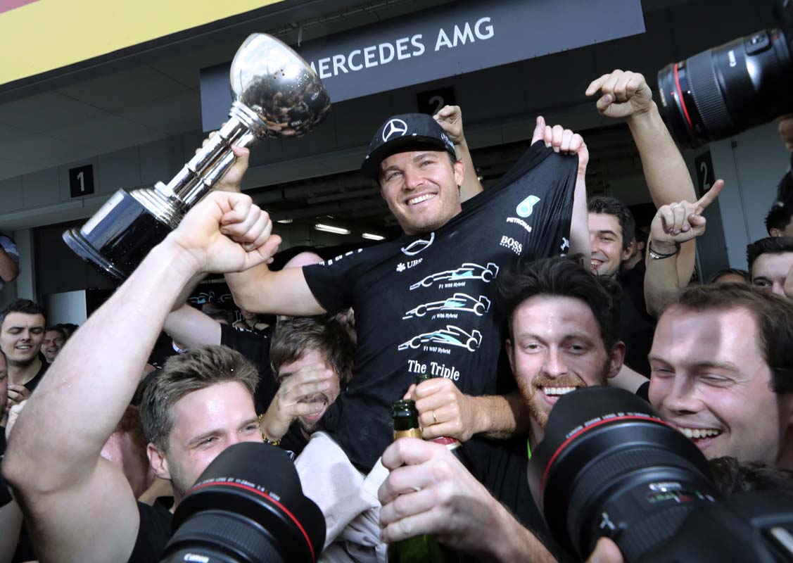 Nico Rosberg portato in trionfo dai meccanici Mercedes, durante i festeggiamenti di Suzuka per il titolo Costruttori (foto da: kpug1170.com)