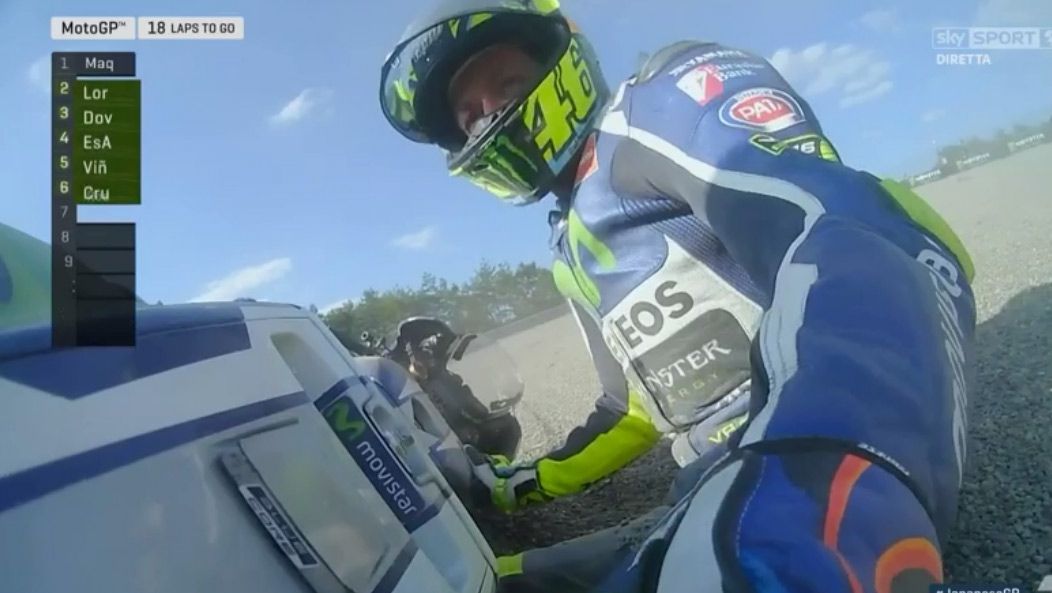 Un'istantanea immediatamente successiva al momento della scivolata di Valentino Rossi (foto da: motoblog.it)