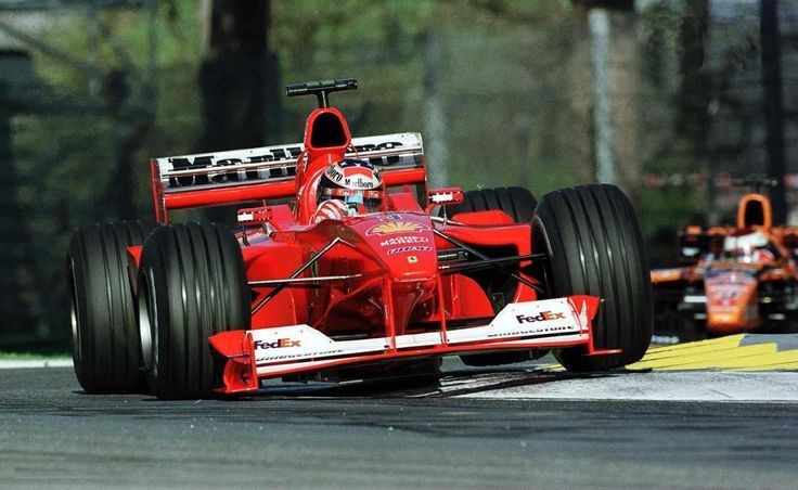 Michael Schumacher affronta la Variante Alta, durante il vittorioso GP di San Marino 2000 (foto da: pinterest.com)