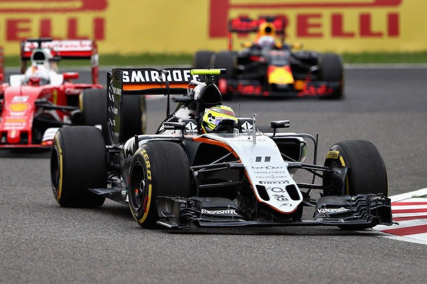 Buon 7° posto per Sergio Perez, in foto davanti a Vettel e a Ricciardo nelle prime fasi di gara a Suzuka (foto da: sopitas.com)