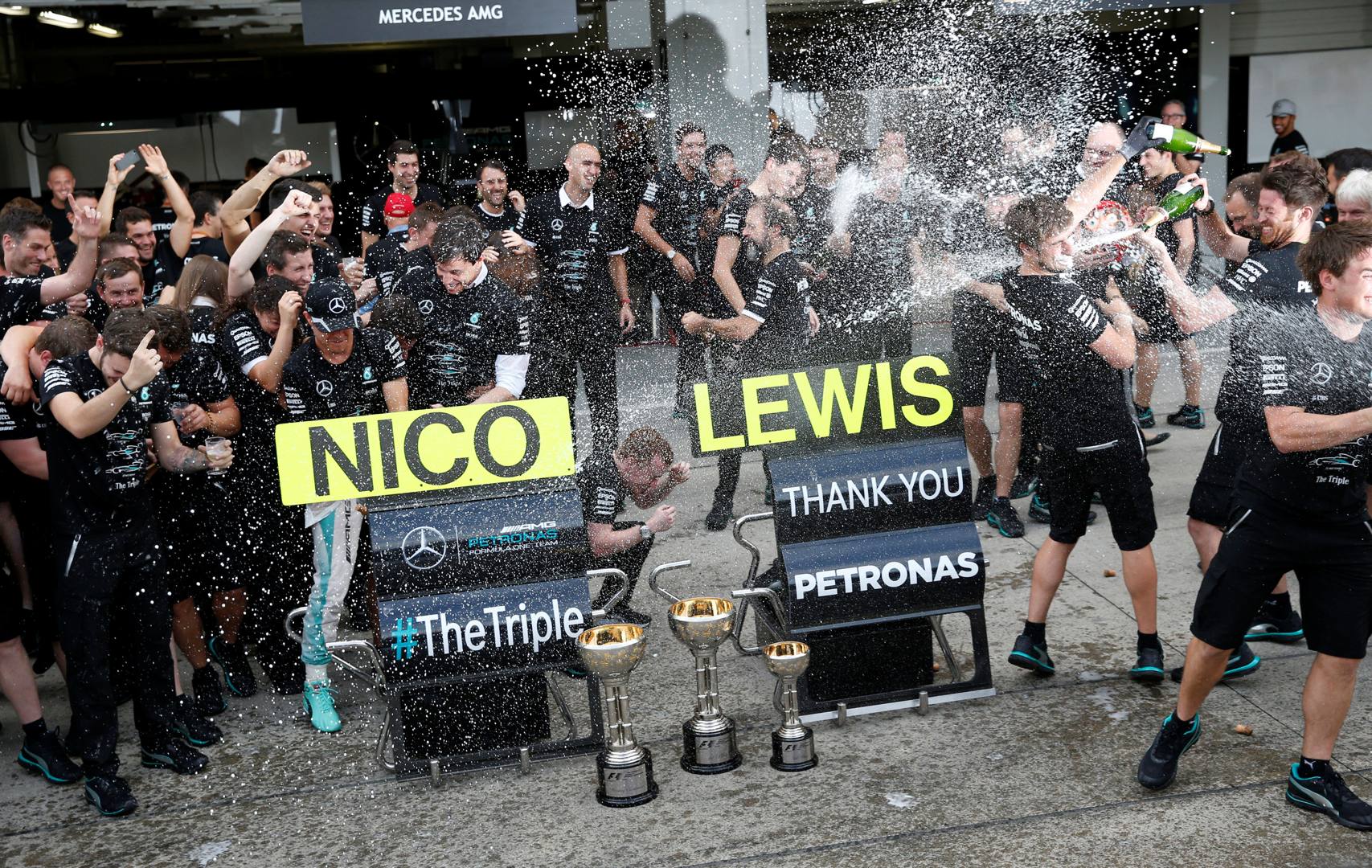 I festeggiamenti della Mercedes per il tris nel Campionato Costruttori (foto da: gazzetta.it)