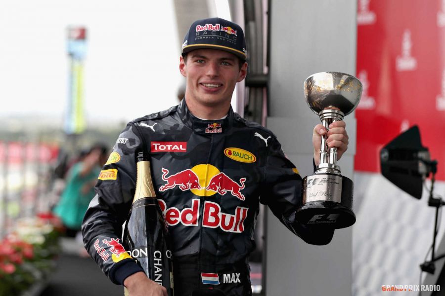 Un sorridente Max Verstappen posa con in mano il trofeo per il secondo posto, ottenuto stamattina a Suzuka (foto da: grandprixradio.nl)