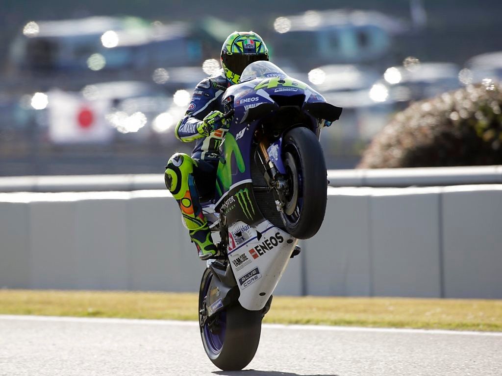 La gioia di Valentino Rossi che, a Motegi, ha conquistato la 64° pole della sua carriera (foto da: bluewin.ch)