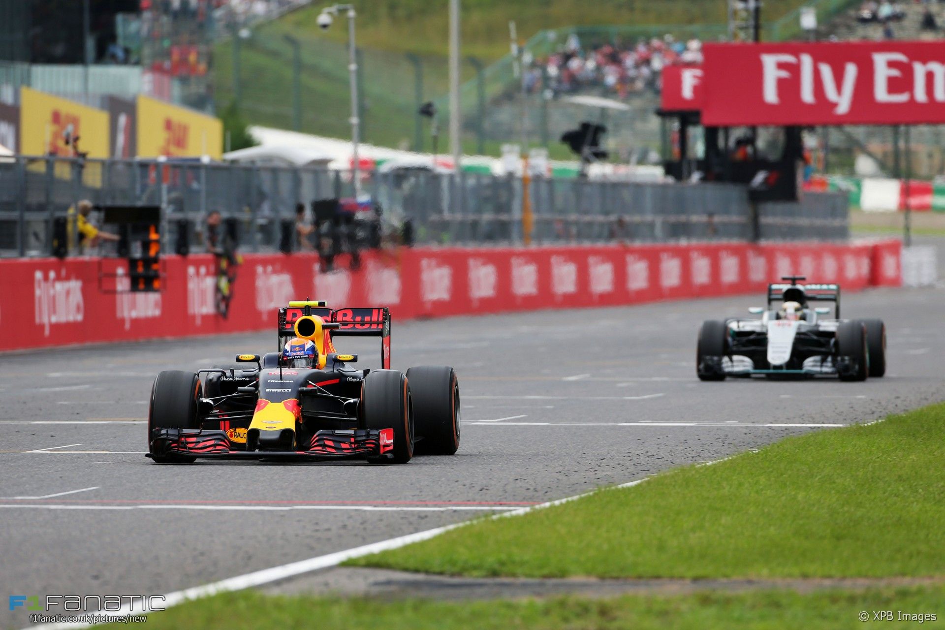 Max Verstappen davanti a Lewis Hamilton, nei giri finali del GP del Giappone 2016 (foto da: f1fanatic.co.uk)