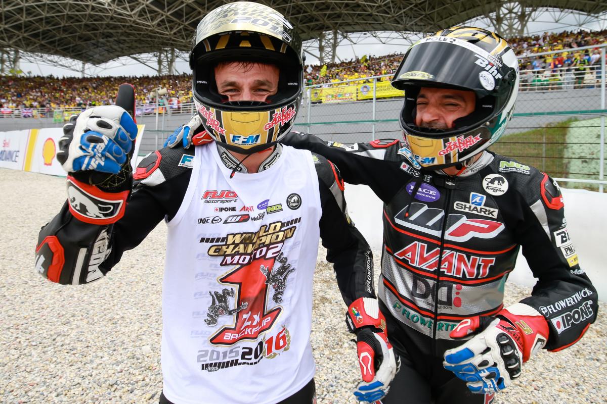 Tutta la felicità di Johann Zarco, confermatosi Campione della classe Moto2 (foto da: moto.caradisiac.com)