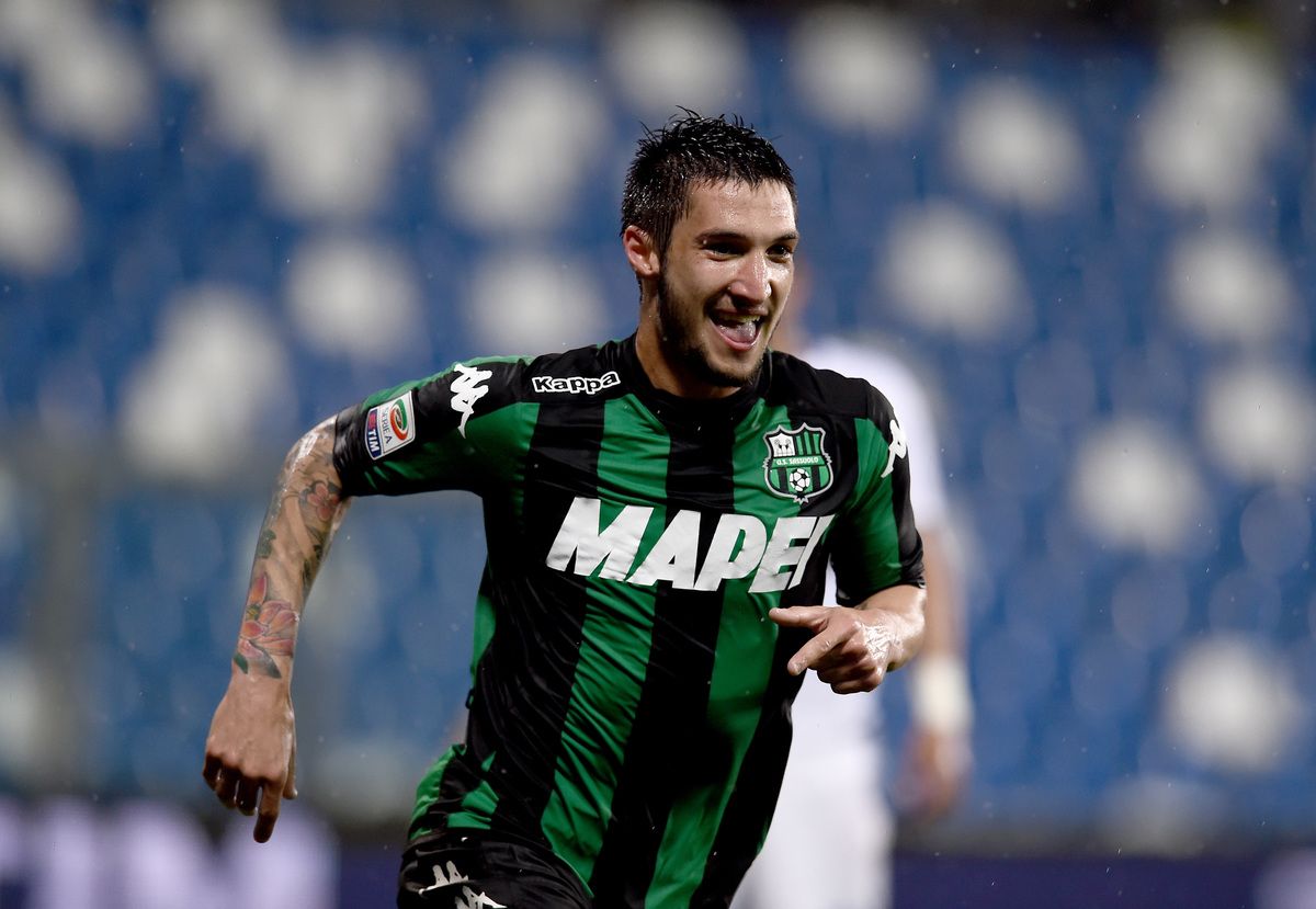 REGGIO NELL'EMILIA, ITALY - MAY 14:  Matteo Politano of US Sassuolo Calcio celebrates after scoring the opening goal  during the Serie A match between US Sassuolo Calcio and FC Internazionale Milano at Mapei Stadium - Citta  del Tricolore on May 14, 2016 in Reggio nell'Emilia, Italy  (Photo by Claudio Villa - Inter/Inter via Getty Images)