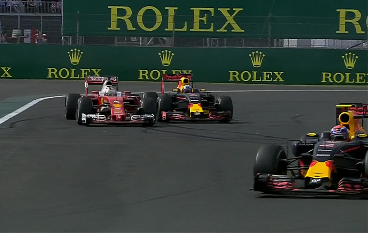 Un istante del magnifico ruota a ruota tra Vettel e Ricciardo, poi sanzionato dai commissari (foto da: thenewswheel.com)