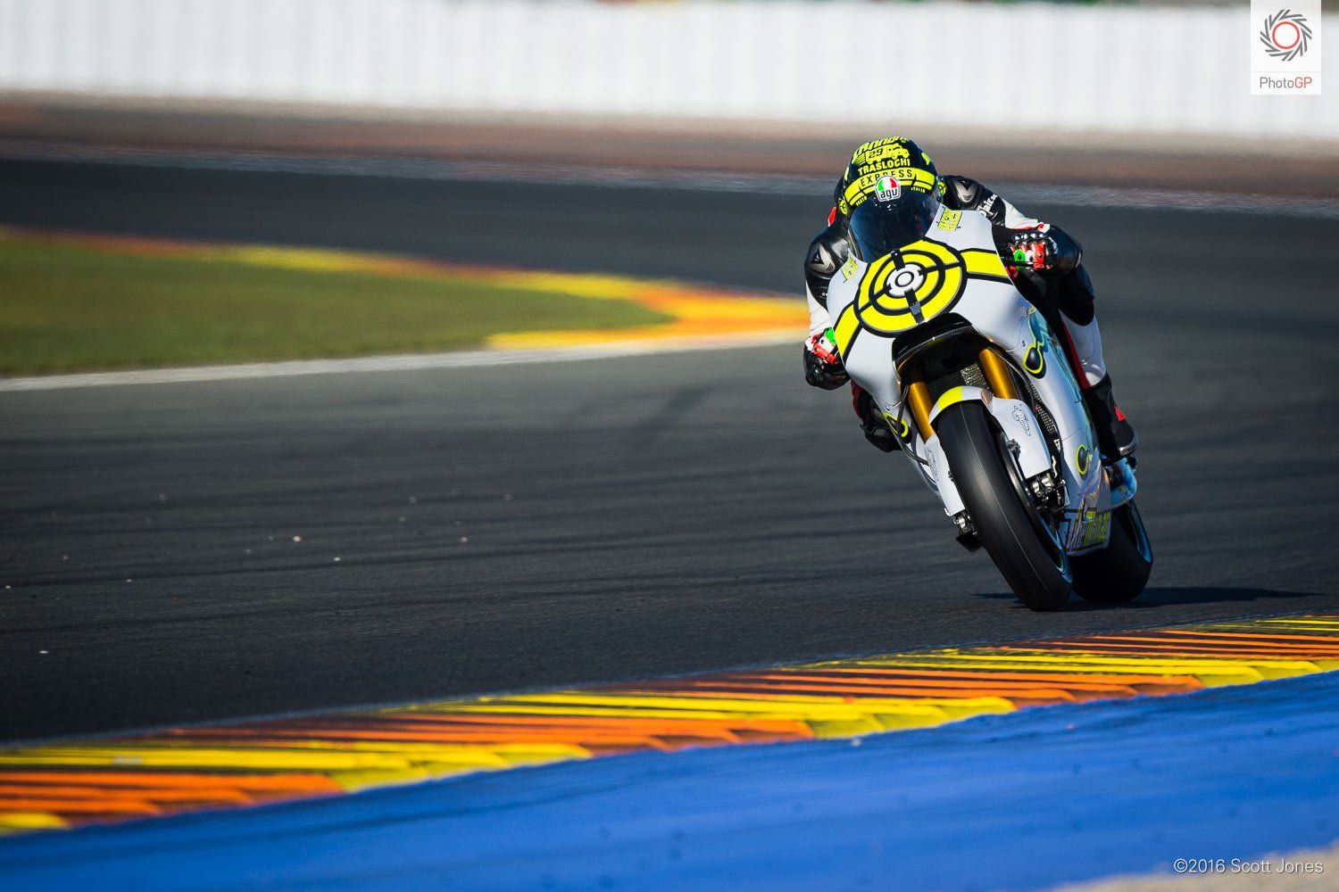 Andrea Iannone, durante la giornata odierna di test in quel di Valencia (foto da: asphaltandrubber.com/Scott Jones)