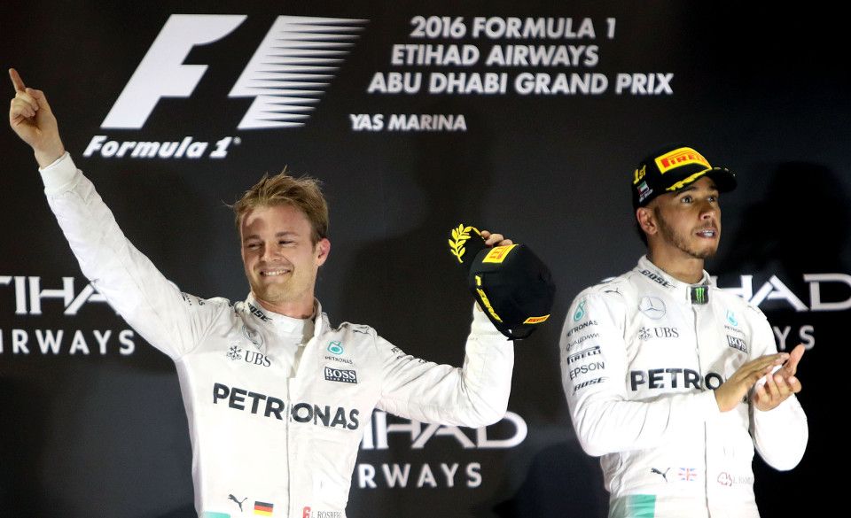 Rosberg e Hamilton, sul podio di Yas Marina (foto da: vishwagujarat.com)