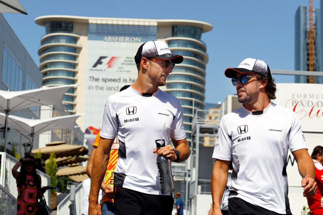 Per Fernando Alonso e Jenson Button, la gara di domenica negli Emirati sarà l'ultima insieme in McLaren (foto da: autoblog.gr)