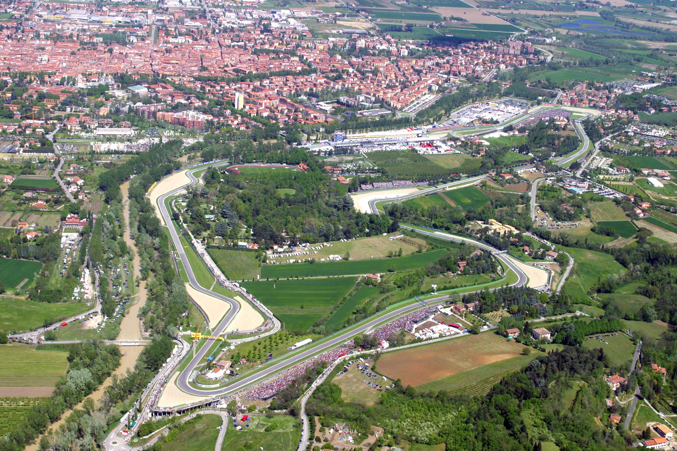 L'autodromo di Imola, visto dall'alto (foto da: commons.wikimedia.org)
