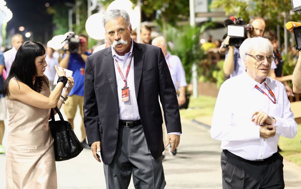 Bernie Ecclestone e Chase Carey, presidente di Liberty Media, durante lo scorso GP di Singapore. La gara asiatica potrebbe lasciare a breve il calendario iridato (foto da: zimbio.com)