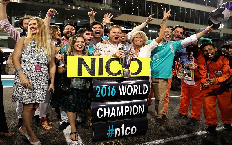 I festeggiamenti di Nico Rosberg, dopo il titolo conquistato ieri (foto da: thenewage.co.za/Getty Images)