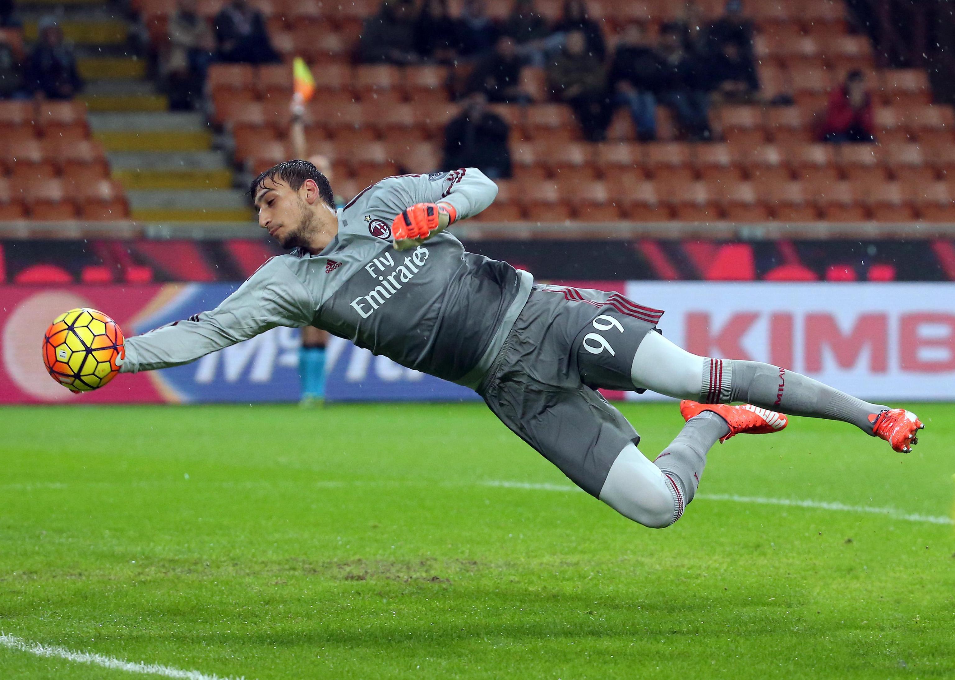 Ac Milan's goalkeeper Gianluigi Donnarumma jumps for the ball during the Italian Serie A soccer match between AC Milan and Chievo Verona at Giuseppe Meazza stadium in Milan, 28 october 2015.  ANSA / MATTEO BAZZI