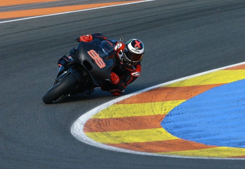 Jorge Lorenzo, alla guida della Ducati a Valencia (foto da: semarangpos.com)