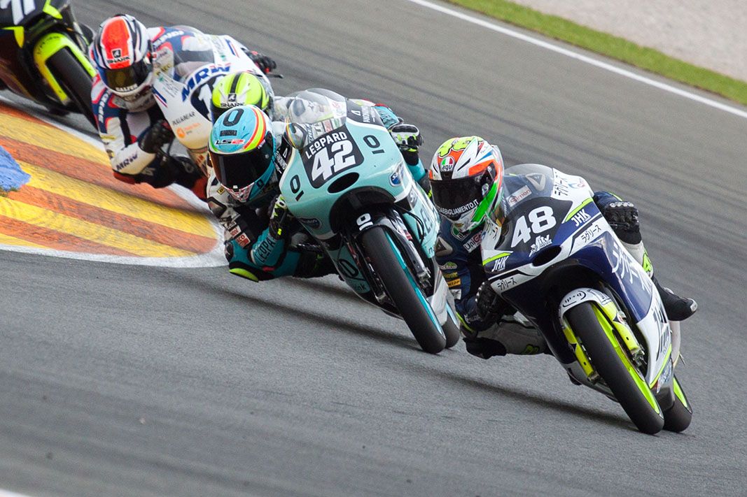 Lorenzo Dalla Porta (#48) guida il gruppo in Gara-2 a Valencia, davanti a Marcos Ramirez (#42), suo rivale per il campionato CEV (foto da: circuitvalencia.com / Lucas Anadreu)