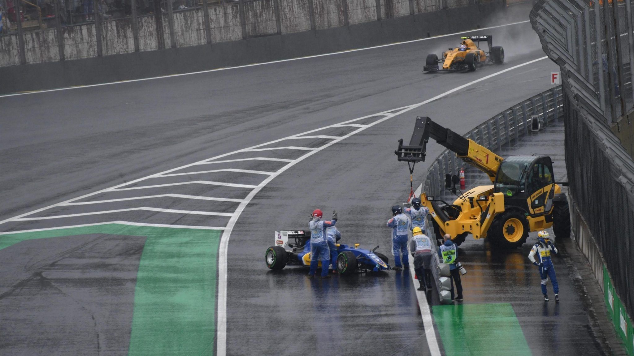 Le operazioni di rimozione della Sauber di Ericsson (foto da: portalrace.com.br)