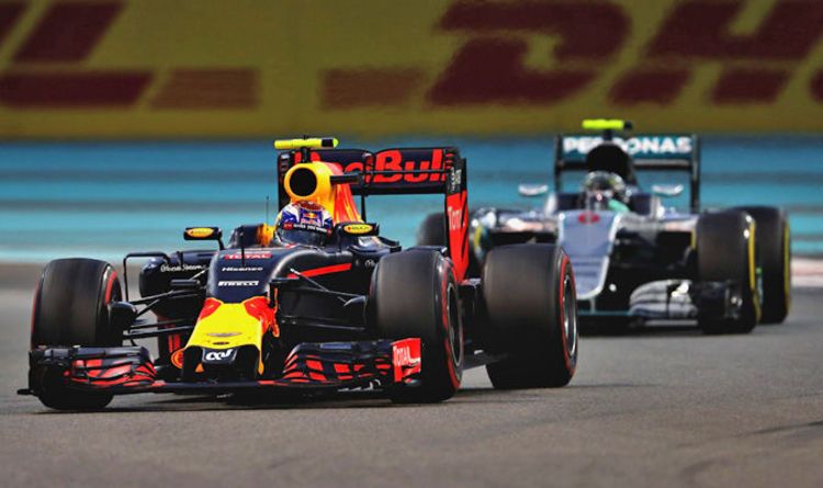 Max Verstappen davanti a Nico Rosberg. Dopo un testacoda nei primi metri, in seguito al quale è finito in ultima posizione, l'olandese è risalito fino alla 4° (foto da: portalrace.com.br)