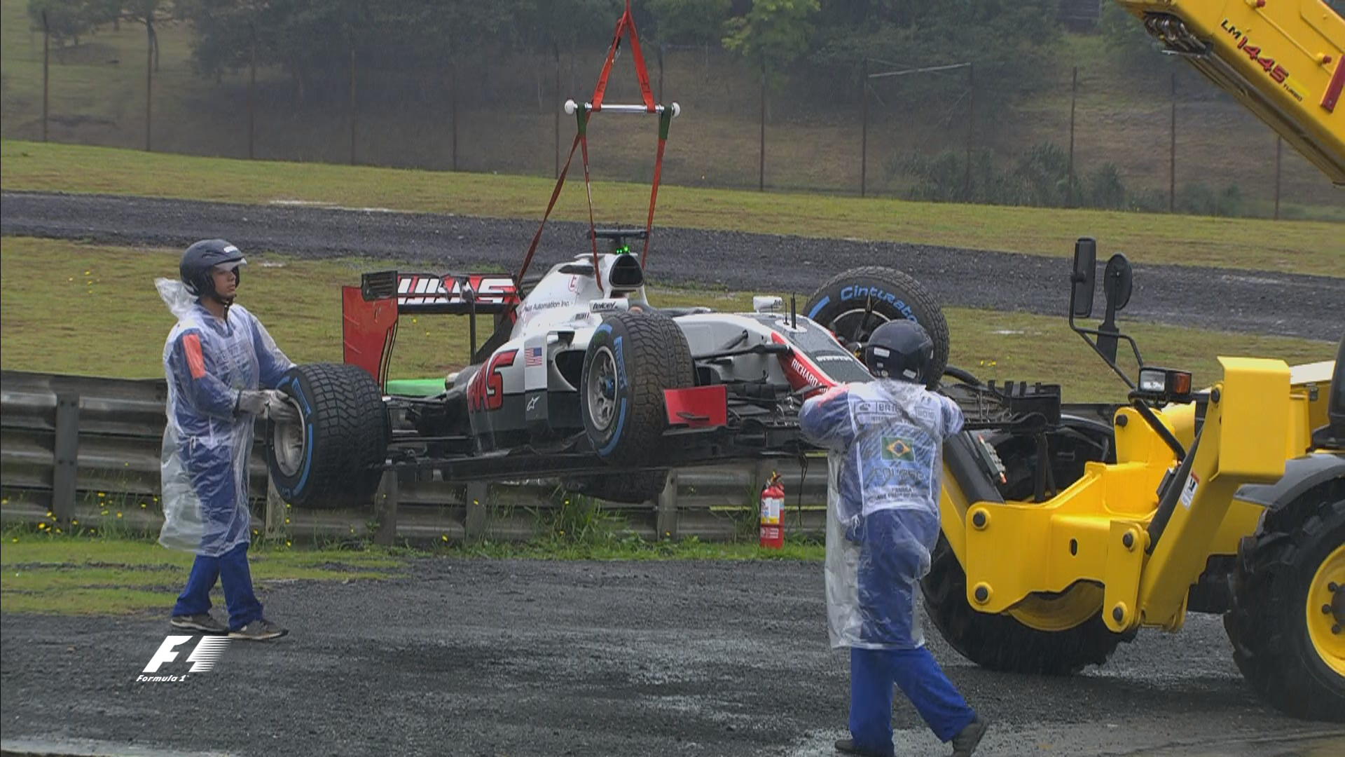 La Haas di Grosjean, rimossa dopo l'incidente avvenuto mentre il francese si recava in griglia per schierarsi (foto da: portalrace.com.br)