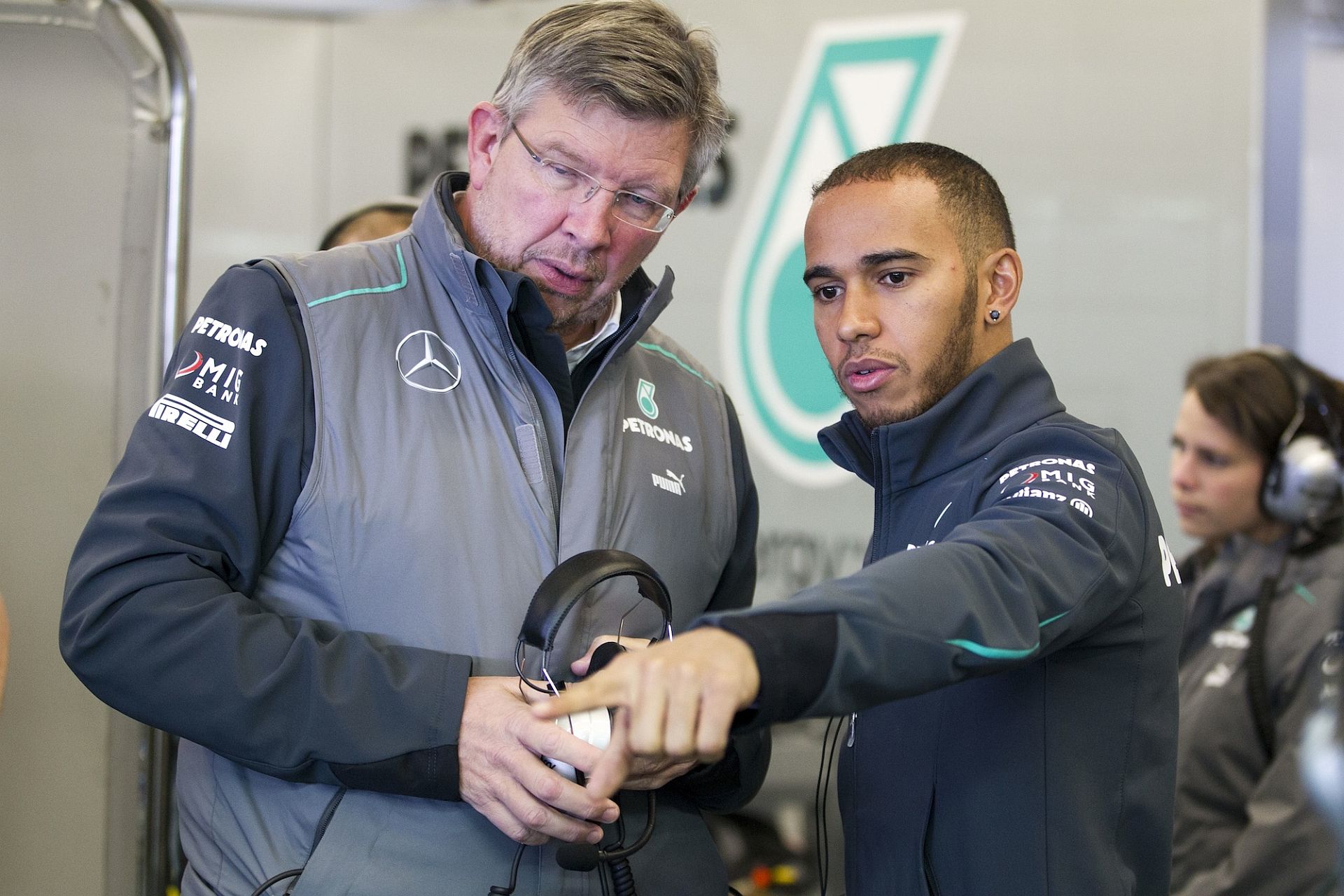 Ross Brawn e Lewis Hamilton durante i test invernali di Jerez nel 2013 (foto da: in4ride.net)