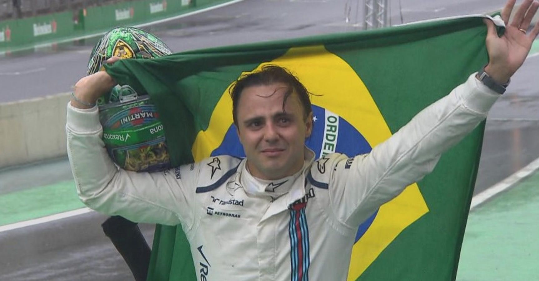 Un commosso Felipe Massa, dopo il ritiro dalla gara di ieri (foto da: tuxboard.com)