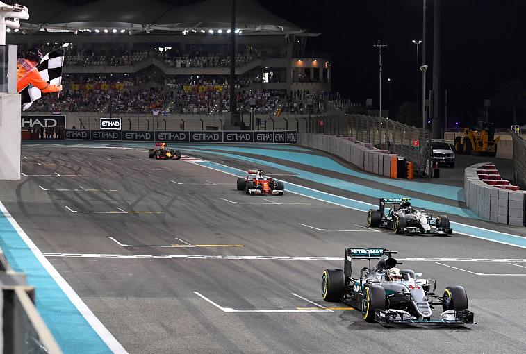 L'arrivo della gara di oggi, con Hamilton di un soffio avanti a Rosberg, Vettel e Verstappen (foto da: rp-online.de)