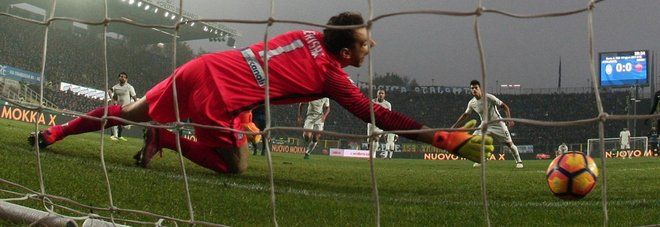 Roma's Diego Perotti (R) scores on penalty the goal during the Italian Serie A soccer match Atalanta BC vs AS Roma at Atleti Azzurri d'Italia stadium in Bergamo, Italy, 20 November 2016.   ANSA/PAOLO MAGNI