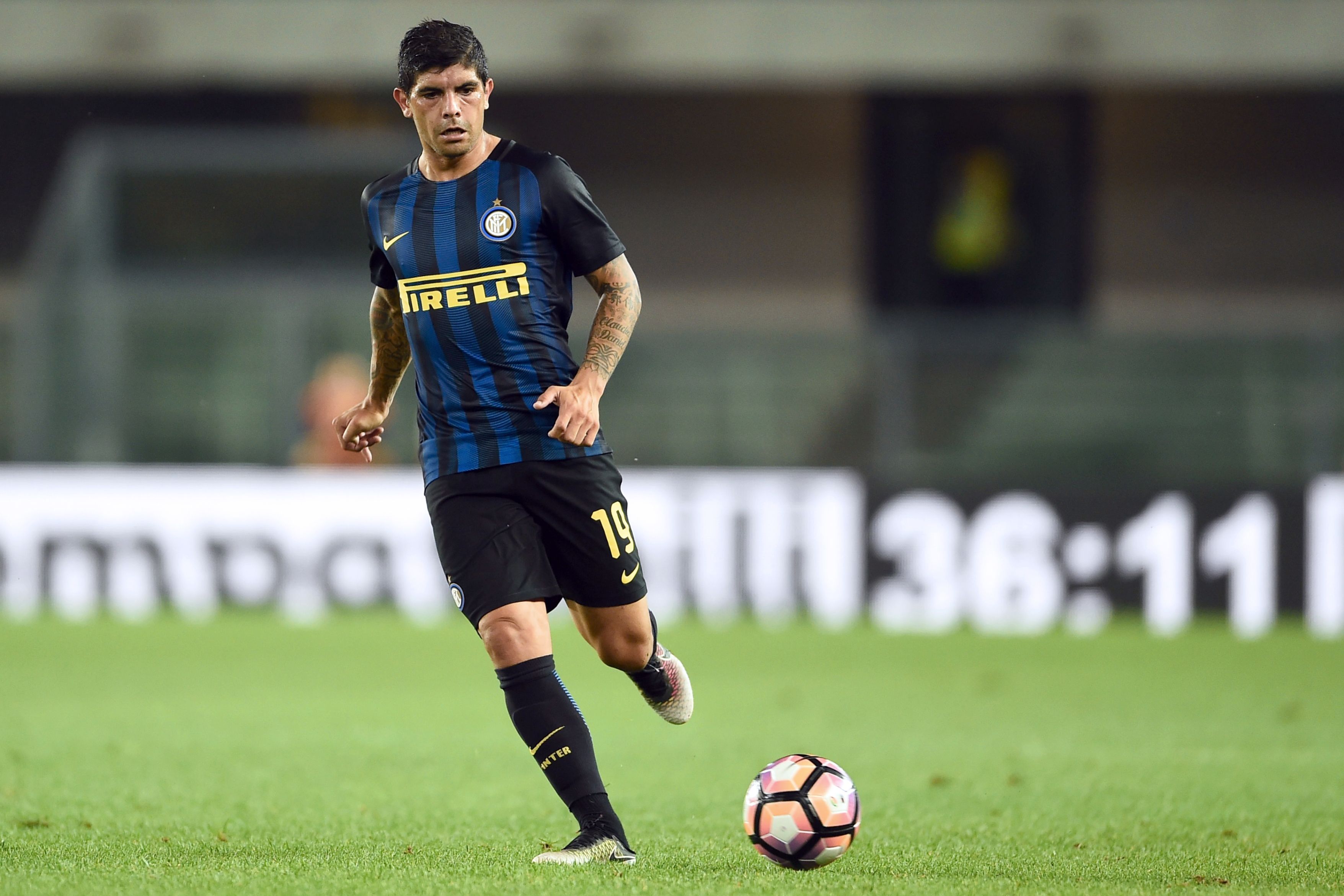 Inter Milan's Argentinian midfielder Ever Banega controls the ball during the Italian Serie A Football match between Chievo and Inter Milan at "Marcantonio Bentegodi" Stadium in Verona, on August 21, 2016. / AFP / GIUSEPPE CACACE        (Photo credit should read GIUSEPPE CACACE/AFP/Getty Images)