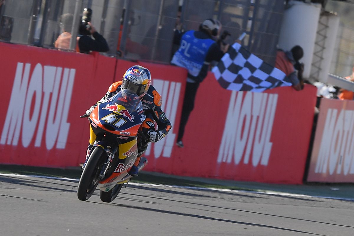 Dopo una rimonta pazzesca, Brad Binder taglia vittorioso il traguardo (foto da: bikesrepublic.com)