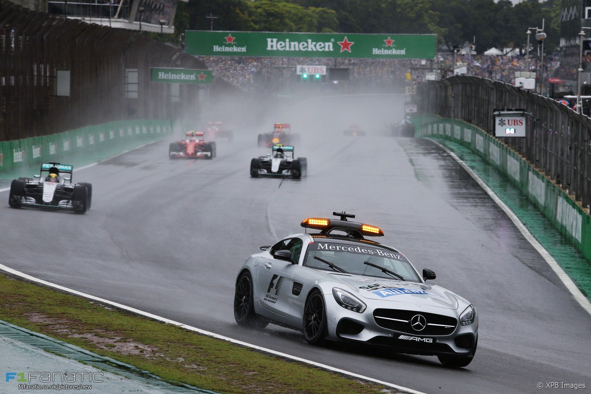 La safety car conduce il gruppo ad Interlagos. Oggi è successo per ben 5 volte (foto da: f1fanatic.co.uk)