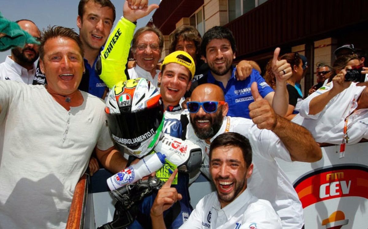 Lorenzo Dalla Porta festeggia con i meccanici del suo team il titolo CEV 2016 (foto da: sport.es)