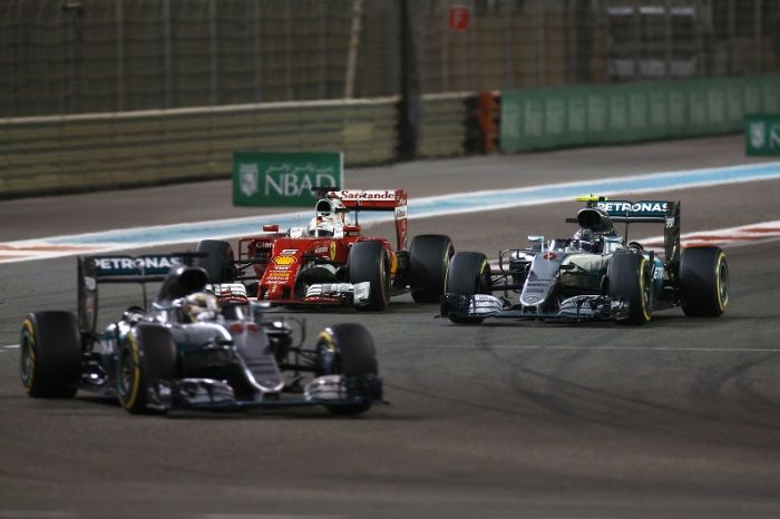 Uno dei due attacchi portati da Vettel a Rosberg negli ultimi giri della gara di domenica scorsa (foto da: boainformacao.com.br)