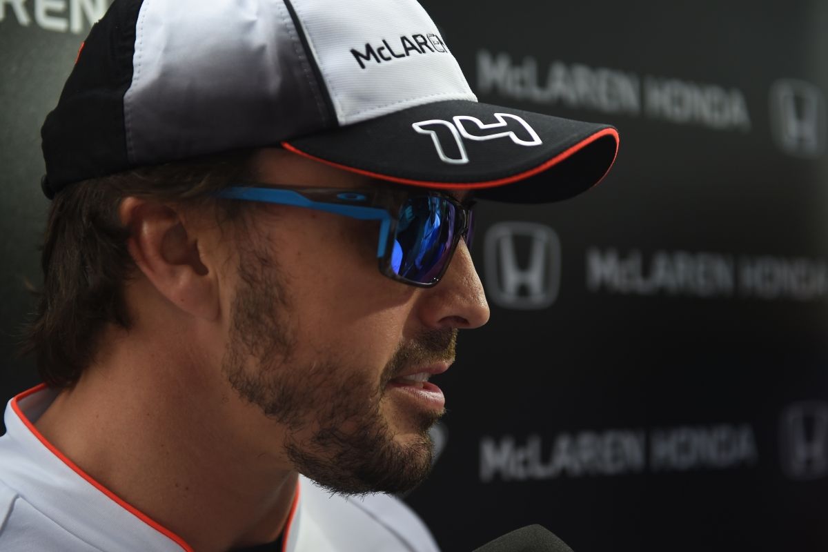 Fernando Alonso, attuale pilota McLaren, concluderà domenica la sua 15° stagione in Formula 1 (foto da: newslocker.com)