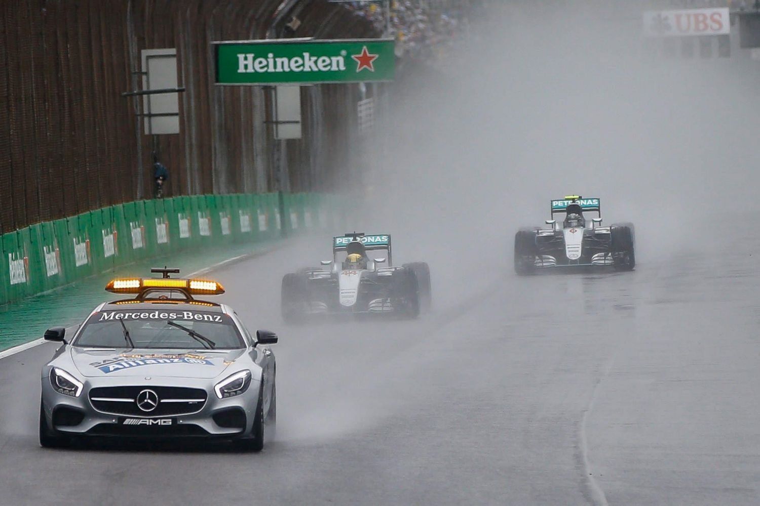 La Safety Car precede le Mercedes di Hamilton e Rosberg nelle prime fasi del GP del Brasile 2016. Dal prossimo anno, dopo ogni fase con Maylander in pista, potrebbe esserci una ripartenza dalla griglia (foto da: motorage.it)