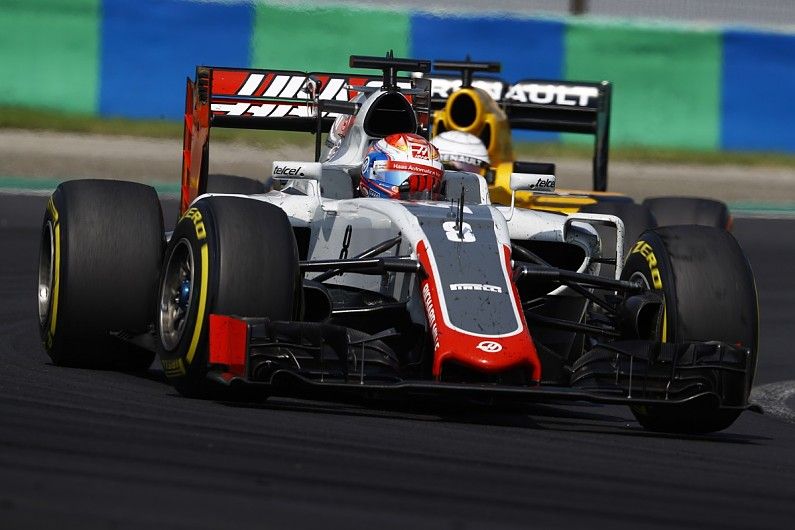 Romain Grosjean (Haas), seguito a breve distanza da Kevin Magnussen (Renault). I due, il prossimo anno, saranno compagni di squadra nel team di Gene Haas (foto da: autosport.com)