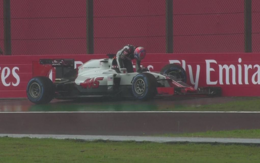 Il momento del clamoroso incidente di Grosjean domenica, ancor prima del via della gara (foto da: wtf1.co.uk)